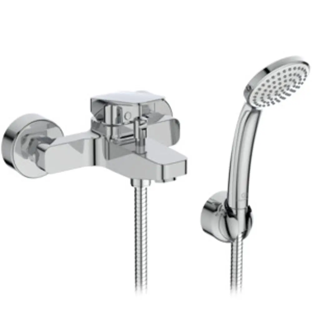 Chromene Badearmatur von Ideal Standard mit Handbrause und flexibler Schlauchführung, an Wand montiert.